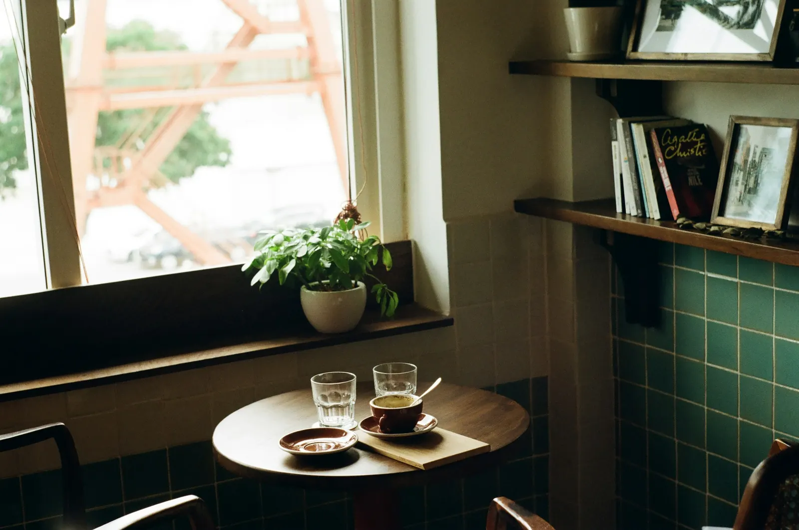 Kleiner Tisch mit zwei Tassen am Fenster im Abendlicht