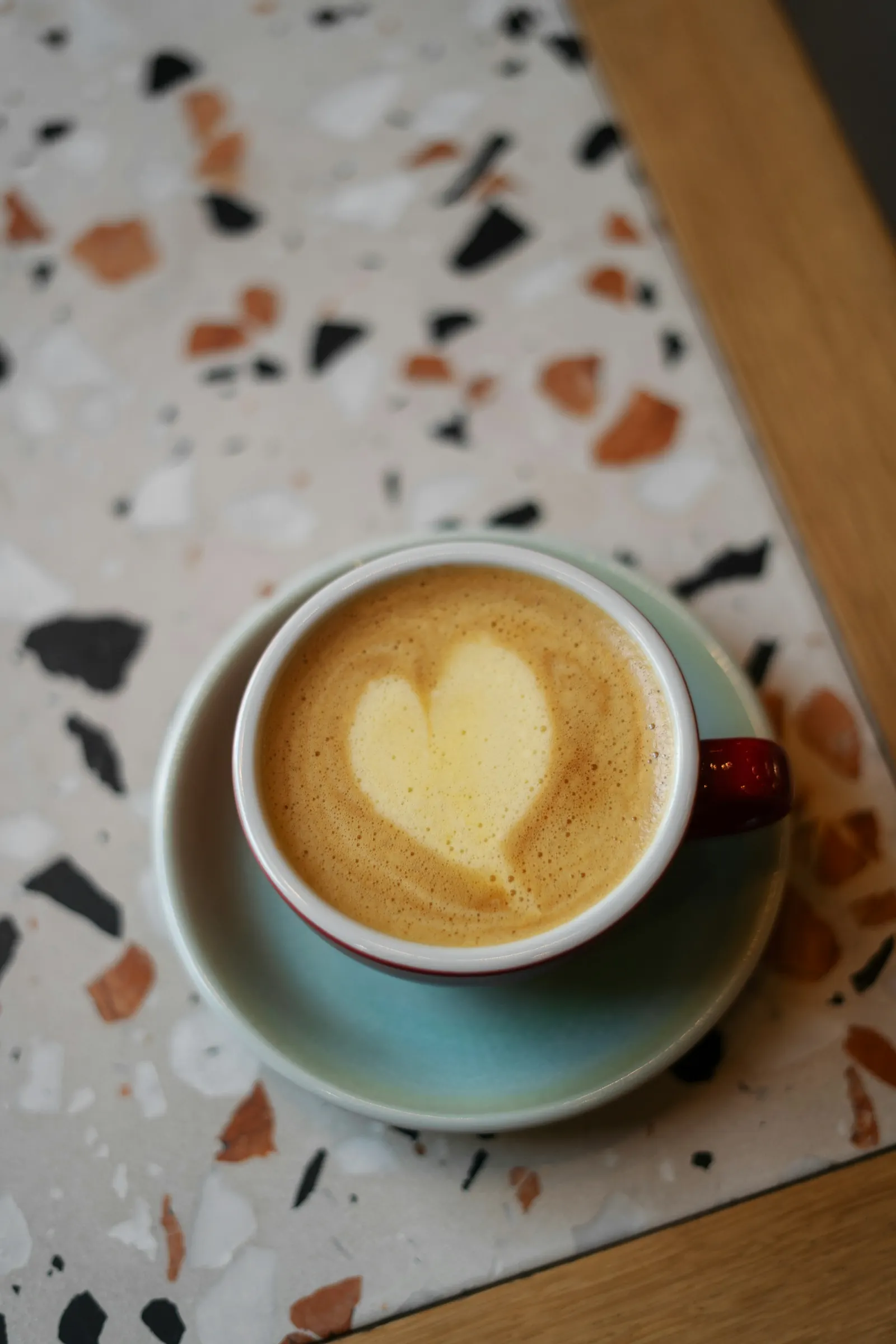 Cappuccino mit Milchschaum-Herz