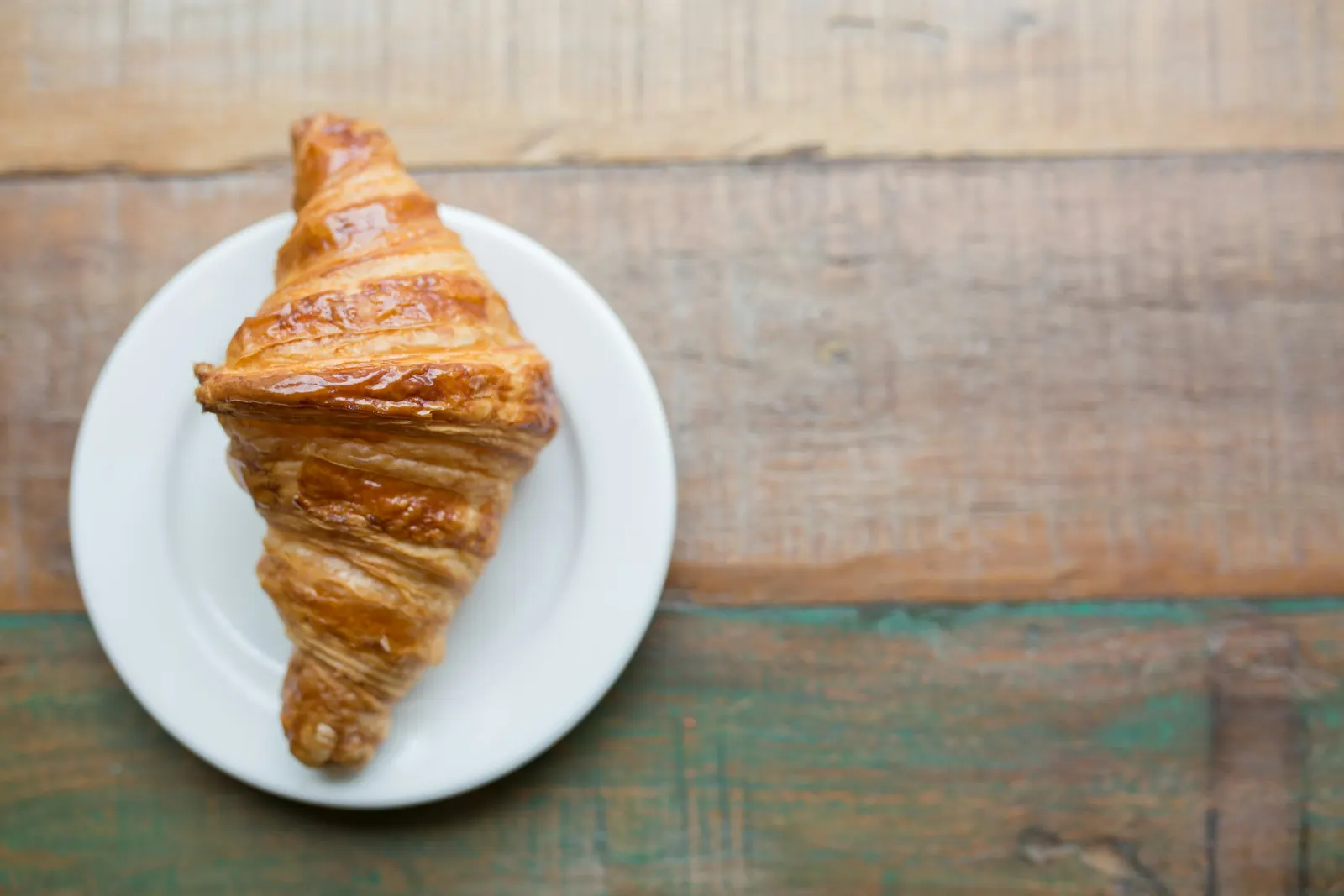 Butter-Croissant auf einem weißen Teller