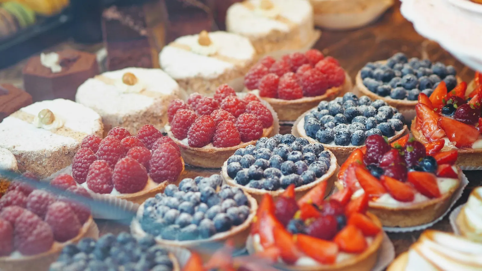 Obsttörtchen mit frischen Beeren
