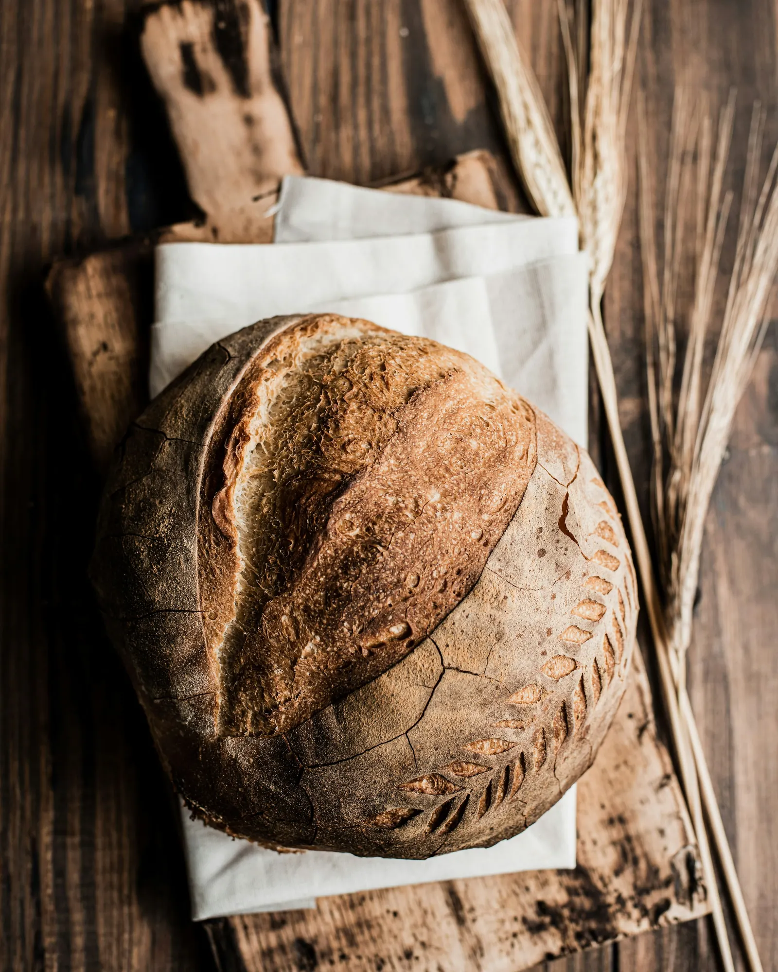 Rundes Sauerteigbrot mit Mehlkruste