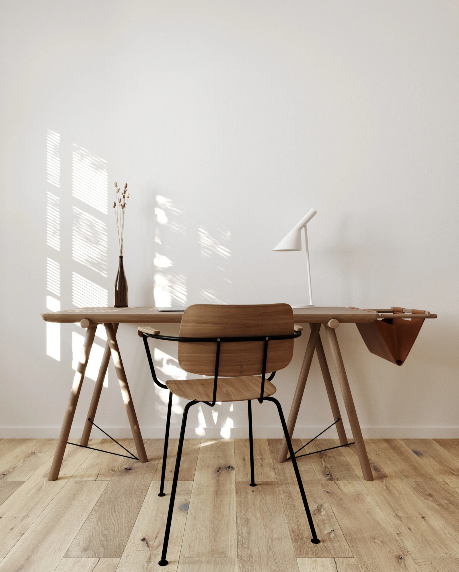 Heller Arbeitsplatz mit Holztisch und Stuhl