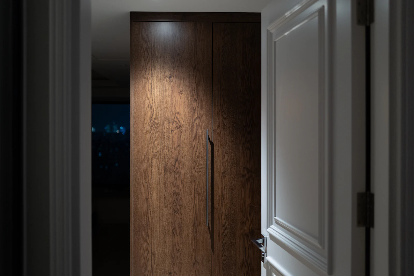 Moderne Holztür mit Licht darüber