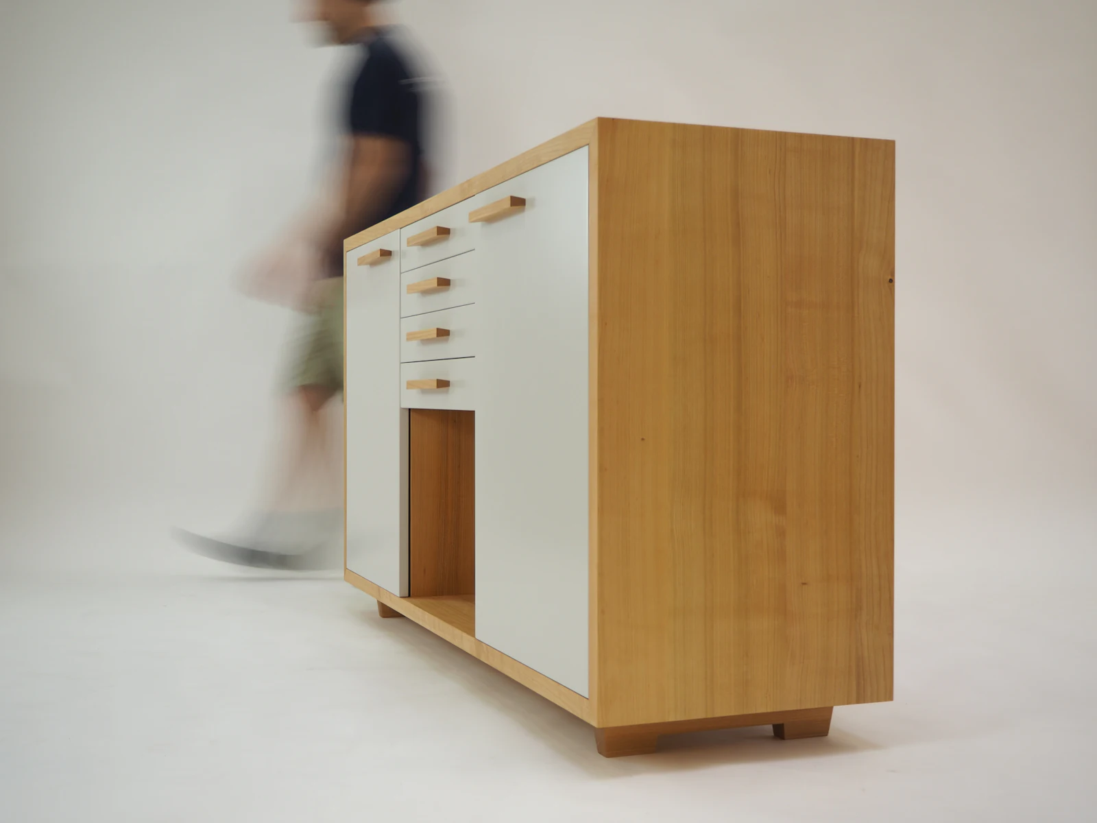 Sideboard aus Eiche mit weißen Fronten