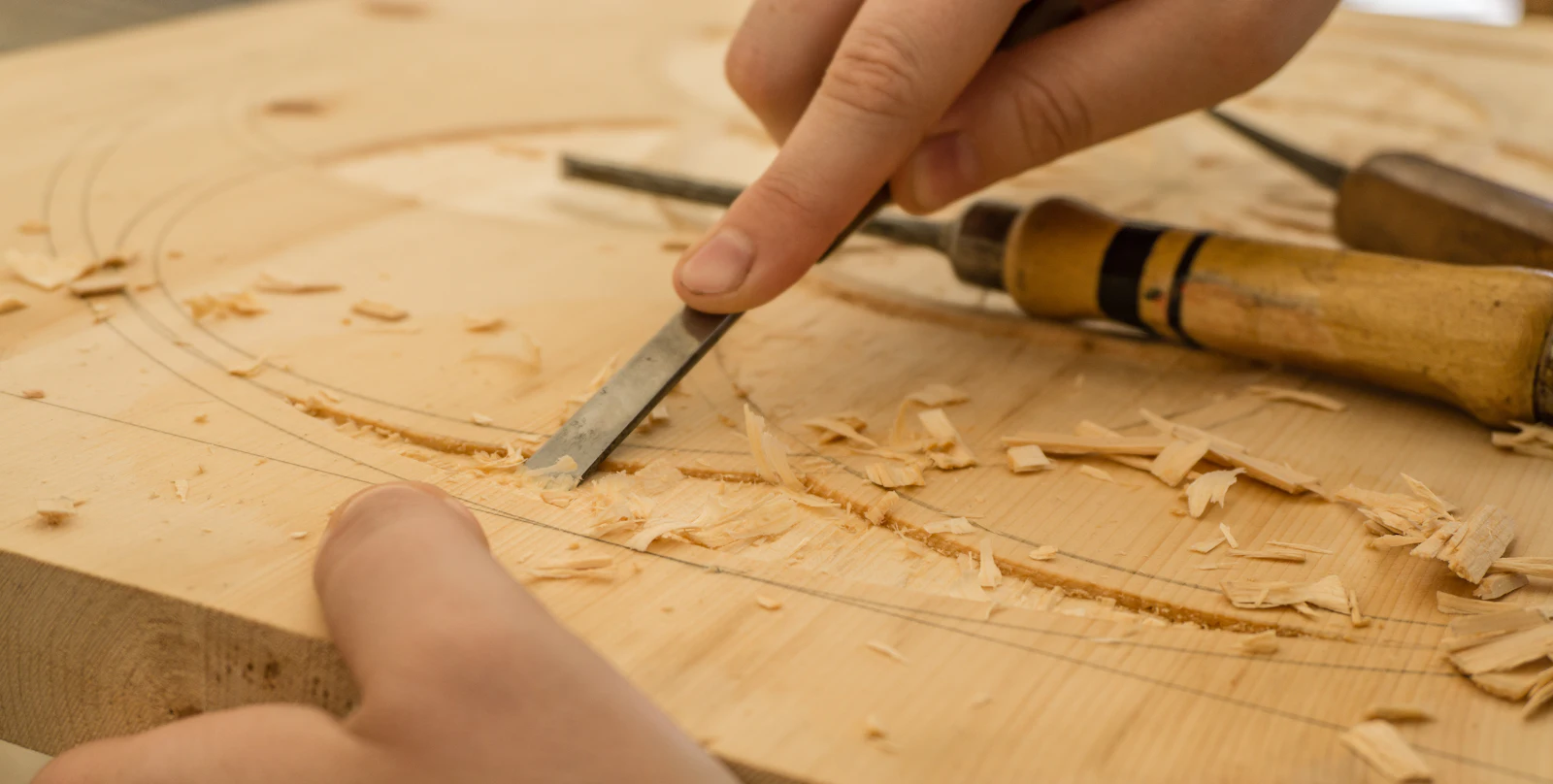 Ein Stecheisen arbeitet an einem Holzstück